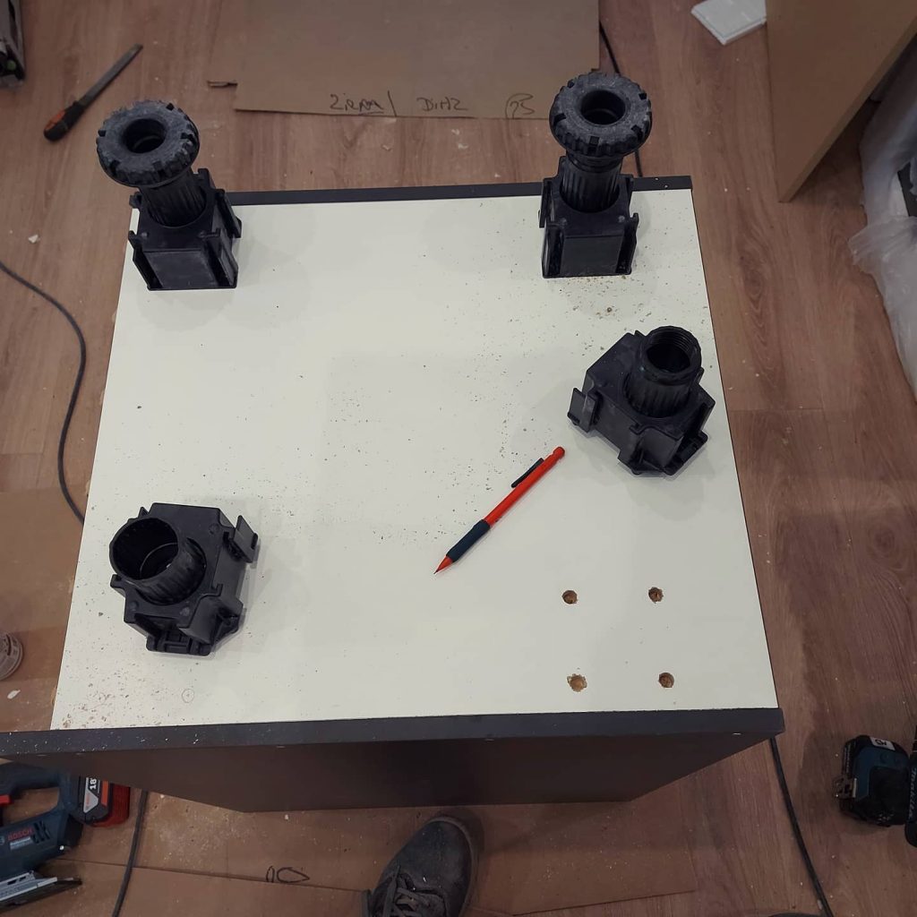 Modification de meuble sous-évier sur chantier.