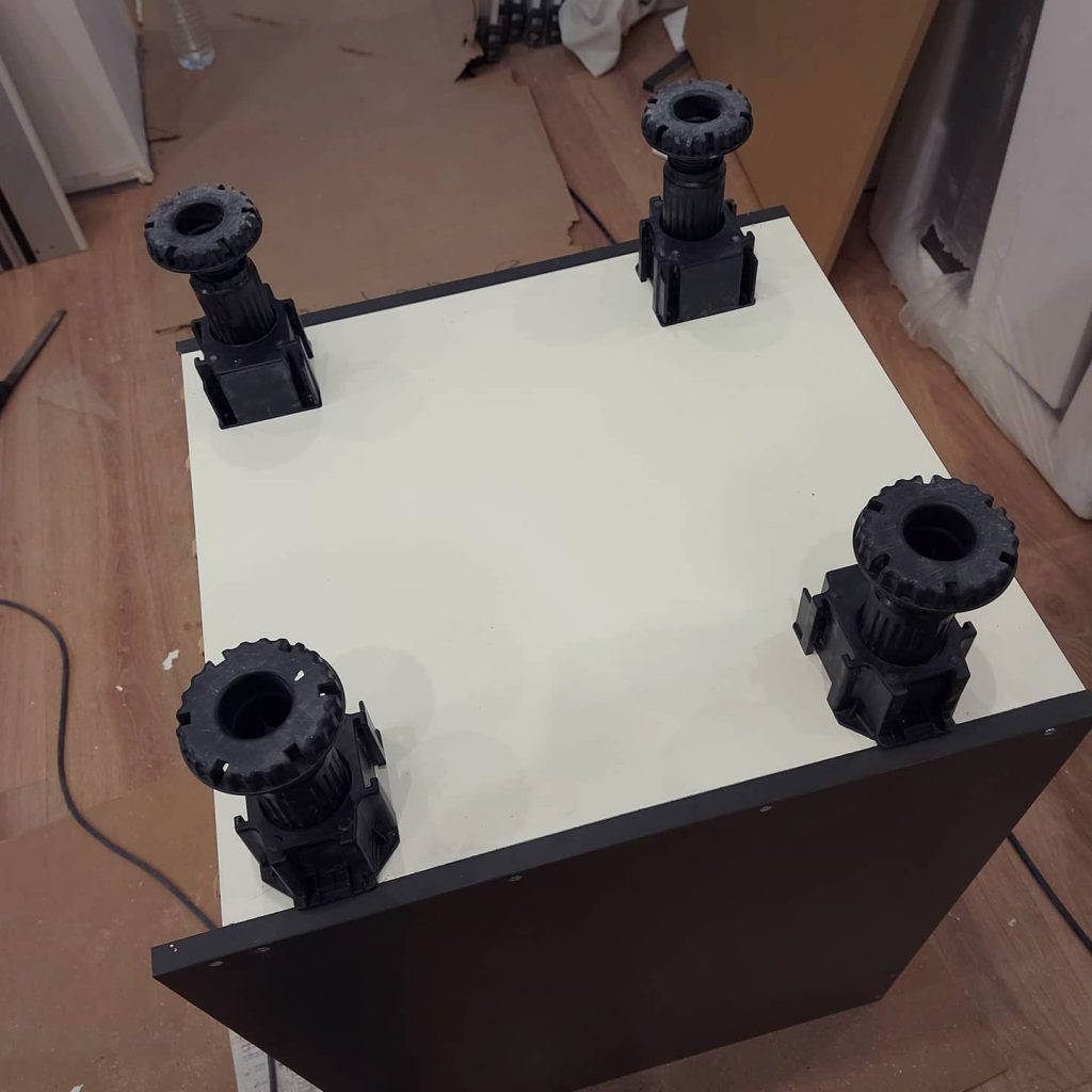 Modification de meuble sous-évier sur chantier.