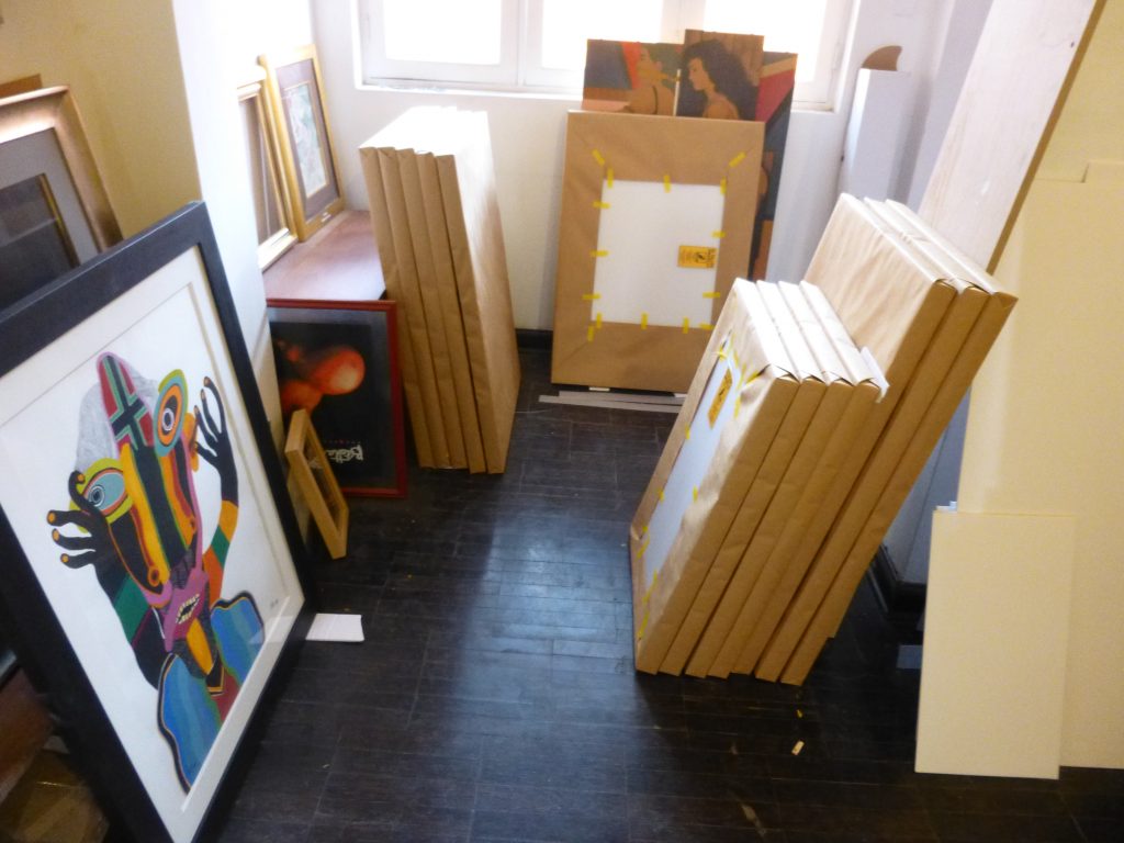 Une série de cadres pour exposition.