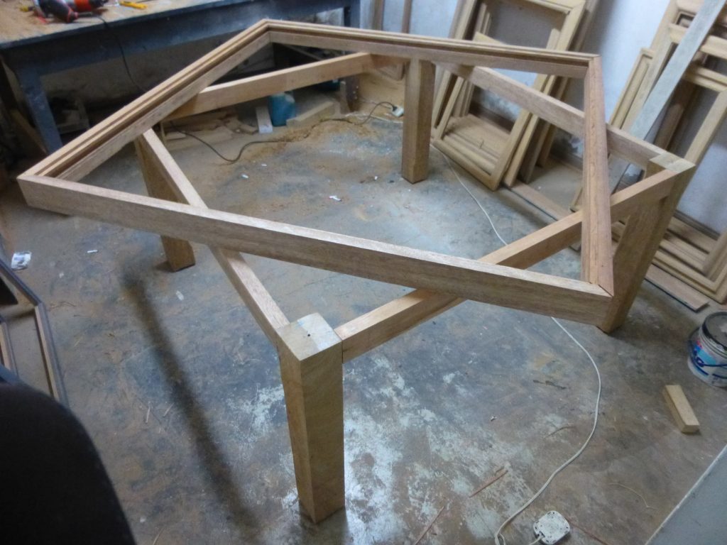 Création d'une table cadre de salle à manger.